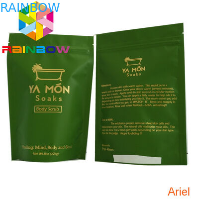 L'imballaggio risigillabile del sacchetto della stagnola sta sul corpo che lo zucchero sfrega la saldatura a caldo delle borse del sale marino