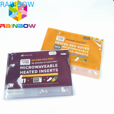 L'imballaggio dei sacchetti di plastica dell'indumento della biancheria intima degli uomini sta su scorrevole l'abitudine della borsa della chiusura lampo