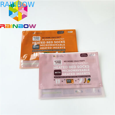 L'imballaggio dei sacchetti di plastica dell'indumento della biancheria intima degli uomini sta su scorrevole l'abitudine della borsa della chiusura lampo