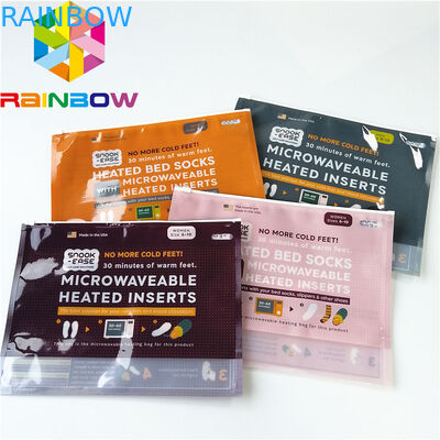 L'imballaggio dei sacchetti di plastica dell'indumento della biancheria intima degli uomini sta su scorrevole l'abitudine della borsa della chiusura lampo