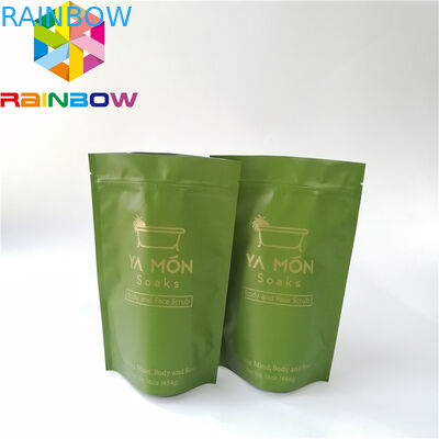 Di plastica allineati stagnola stanno sulla rotocalcografia d'imballaggio di cura di pelle del sale da bagno del sacchetto della chiusura lampo