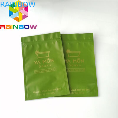 Di plastica allineati stagnola stanno sulla rotocalcografia d'imballaggio di cura di pelle del sale da bagno del sacchetto della chiusura lampo