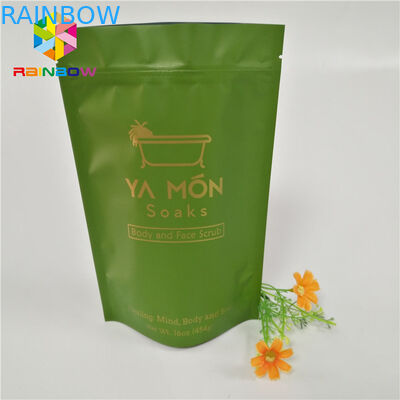 Di plastica allineati stagnola stanno sulla rotocalcografia d'imballaggio di cura di pelle del sale da bagno del sacchetto della chiusura lampo