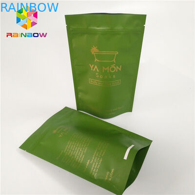 Di plastica allineati stagnola stanno sulla rotocalcografia d'imballaggio di cura di pelle del sale da bagno del sacchetto della chiusura lampo