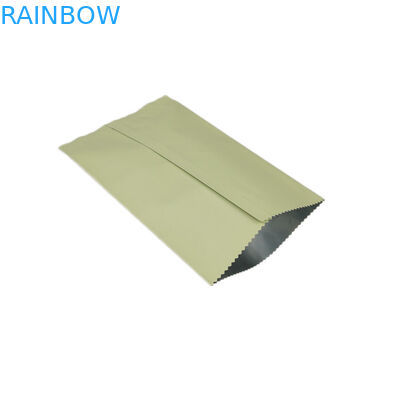 Gli involucri che della stagnola l'abitudine ha stampato stanno sull'imballaggio dello spuntino dei biscotti di Antivari di energia del cioccolato dei sacchetti