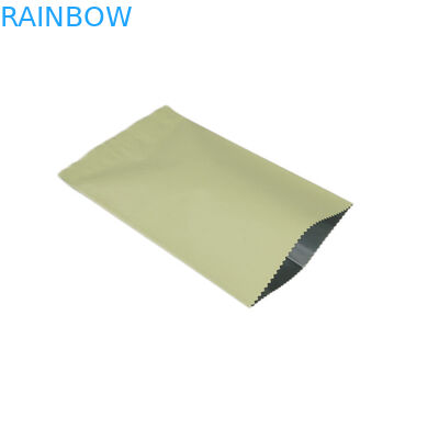 Gli involucri che della stagnola l'abitudine ha stampato stanno sull'imballaggio dello spuntino dei biscotti di Antivari di energia del cioccolato dei sacchetti