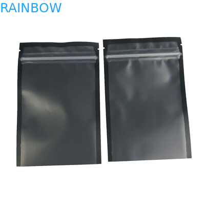 La chiara finestra anteriore sta sulla superficie opaca del nero della prova dell'odore del commestibile del sacchetto della chiusura lampo
