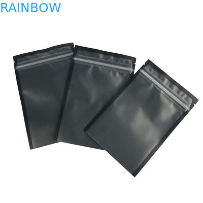 La chiara finestra anteriore sta sulla superficie opaca del nero della prova dell'odore del commestibile del sacchetto della chiusura lampo