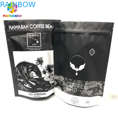 Le borse del di alluminio di rotocalcografia, caffè macinato stanno sulle borse della chiusura lampo con la valvola