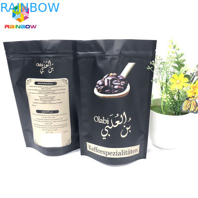 Le borse del di alluminio di rotocalcografia, caffè macinato stanno sulle borse della chiusura lampo con la valvola