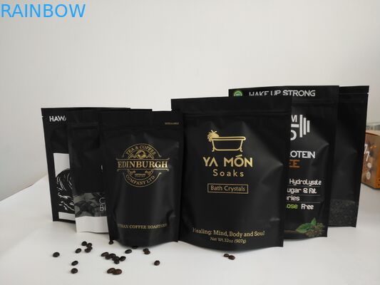 Le borse del di alluminio di rotocalcografia, caffè macinato stanno sulle borse della chiusura lampo con la valvola