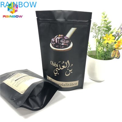 Le borse del di alluminio di rotocalcografia, caffè macinato stanno sulle borse della chiusura lampo con la valvola