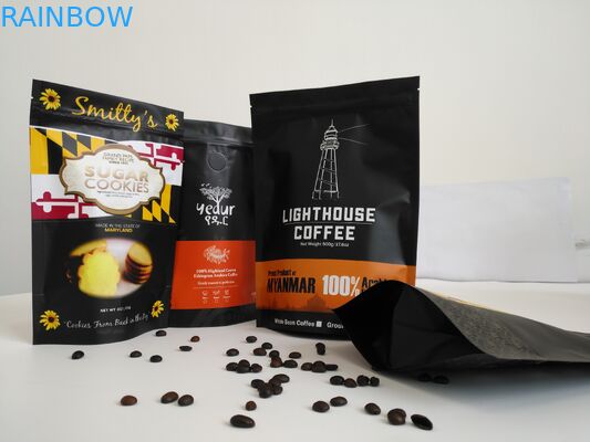 Le borse del di alluminio di rotocalcografia, caffè macinato stanno sulle borse della chiusura lampo con la valvola