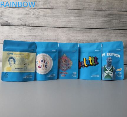 3,5 grammi dei biscotti di incenso di erbe di prova d'imballaggio dell'odore stanno sulle borse dell'erbaccia della chiusura lampo