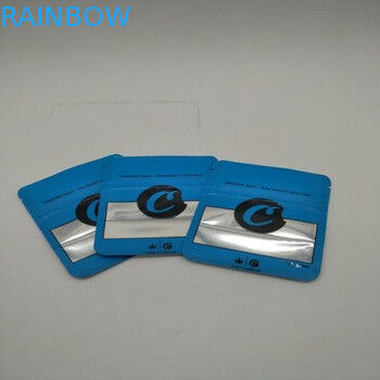 3,5 grammi dei biscotti di incenso di erbe di prova d'imballaggio dell'odore stanno sulle borse dell'erbaccia della chiusura lampo