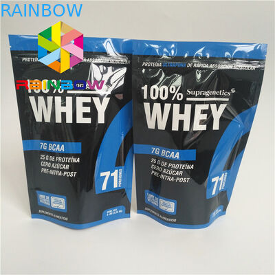 L'abitudine ha stampato l'imballaggio della borsa dello spuntino sta sul rivestimento lucido a chiusura lampo risigillabile del sacchetto