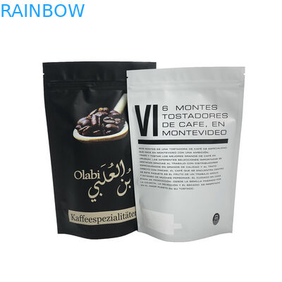 L'imballaggio a prova d'umidità delle bustine di tè sta sul  di alluminio per i chicchi di caffè