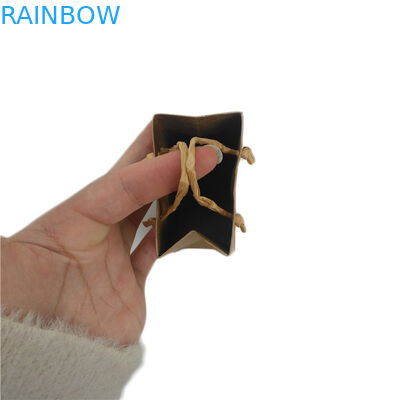 I piccoli sacchi di carta su misura stanno sull'imballaggio per alimenti di Candy del regalo con la maniglia