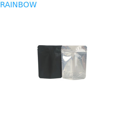 La stagnola della prova dell'odore sta sull'erbaccia del sacchetto della chiusura lampo che imballa la rotocalcografia delle borse di Mylar