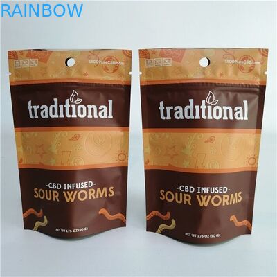 Il biscotto CBD 3x4 dell'erbaccia del di alluminio sta sulla borsa della chiusura lampo