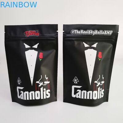 Il biscotto CBD 3x4 dell'erbaccia del di alluminio sta sulla borsa della chiusura lampo