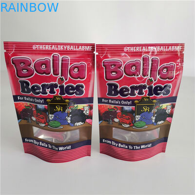 L'erbaccia di CBD sta sull'imballaggio dei sacchetti di plastica di rotocalcografia