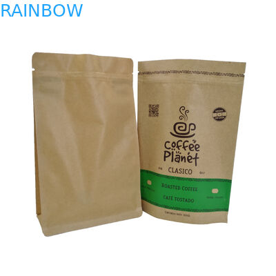 I biscotti a prova d'umidità stanno sul sacchetto della carta kraft