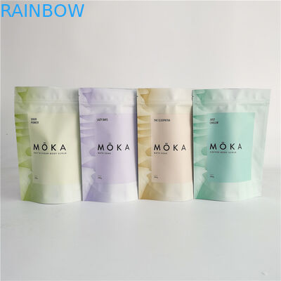 Stia sull'ente a chiusura lampo del sacchetto sfregano la borsa d'imballaggio per sale da bagno con stagnola dentro