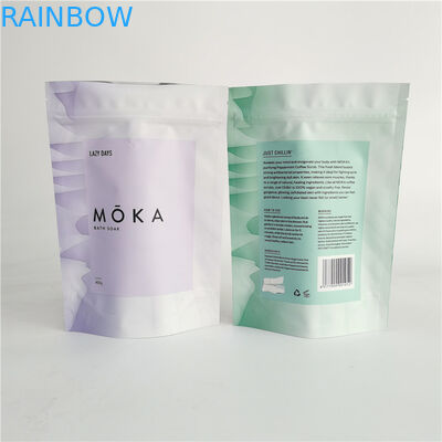 Stia sull'ente a chiusura lampo del sacchetto sfregano la borsa d'imballaggio per sale da bagno con stagnola dentro