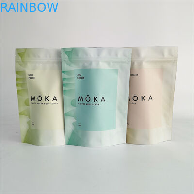 Stia sull'ente a chiusura lampo del sacchetto sfregano la borsa d'imballaggio per sale da bagno con stagnola dentro