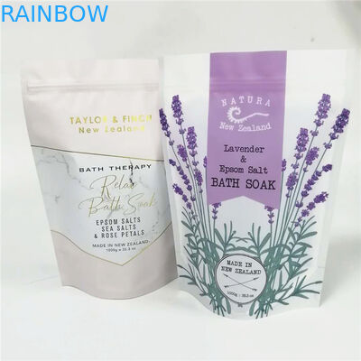 Il corpo sfrega sta sulla borsa del di alluminio con la chiusura lampo per il sale rosa di essention