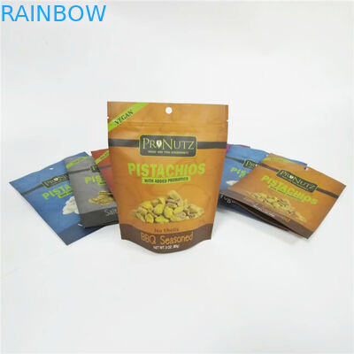 i dadi del laminato plastico insaccano l'imballaggio dell'anacardio stanno sulle borse