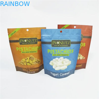 i dadi del laminato plastico insaccano l'imballaggio dell'anacardio stanno sulle borse