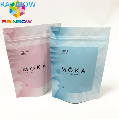 Il corpo sfrega il supporto sul sacchetto che a chiusura lampo la borsa d'imballaggio riutilizzabile con le tacche dello strappo ha personalizzato i sacchetti