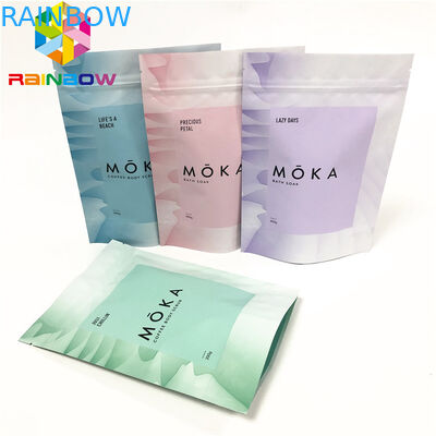 Il corpo sfrega il supporto sul sacchetto che a chiusura lampo la borsa d'imballaggio riutilizzabile con le tacche dello strappo ha personalizzato i sacchetti