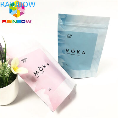 Il corpo sfrega il supporto sul sacchetto che a chiusura lampo la borsa d'imballaggio riutilizzabile con le tacche dello strappo ha personalizzato i sacchetti