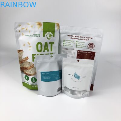 L'imballaggio a scatti del manzo del mini della quantità di stampa del sacchetto spuntino digitale del biscotto sta sulla borsa della chiusura lampo con la chiara finestra