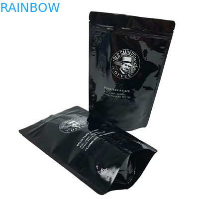 I chicchi di caffè stanno sul nero lucido stampato su ordinazione del sacchetto 100g 500g 1kg della chiusura lampo