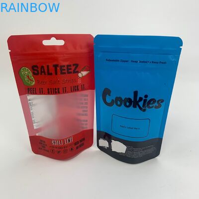 La chiusura lampo gommosa commestibile del piccolo biscotto sta sui sacchetti con la finestra