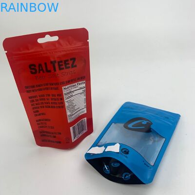 La chiusura lampo gommosa commestibile del piccolo biscotto sta sui sacchetti con la finestra