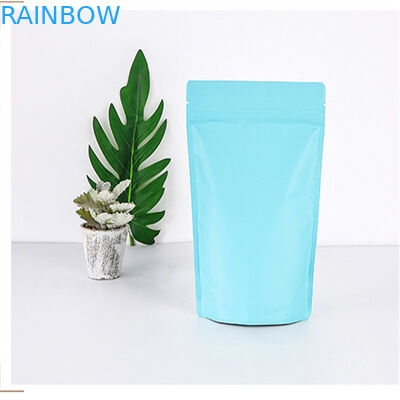 Il corpo sfrega il foglio di alluminio di plastica sta sul sacchetto con la chiusura lampo