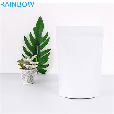 Il corpo sfrega il foglio di alluminio di plastica sta sul sacchetto con la chiusura lampo