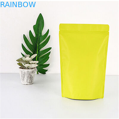 Il corpo sfrega il foglio di alluminio di plastica sta sul sacchetto con la chiusura lampo