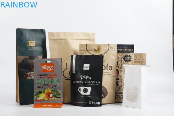 Il sacchetto biodegradabile su ordinazione della chiusura lampo di carta kraft di PLA sta sull'imballaggio per alimenti del tè