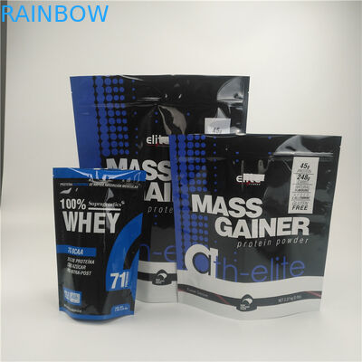 I sacchetti di plastica della cannabis che imballano l'alimento stanno sulla borsa della chiusura lampo