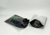I sacchetti di plastica trasparenti laterali uno che imballano la chiara finestra corrispondono su a caffè