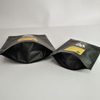 1 chilogrammo 500 grammi 250 grammi sta sulla borsa d'imballaggio del caffè opaco nero con le borse interne superiori del di alluminio e della chiusura lampo