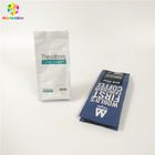L'imballaggio della polvere dei chicchi di caffè stampato sta sui sacchetti di plastica per l'imballaggio dei fagioli secci