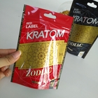 L'imballaggio a chiusura lampo dei sacchetti di plastica del commestibile sta sulle borse di Kratom per polvere/pillola