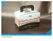 Piegando il contenitore d'imballaggio di dolce di carta rosa con la maniglia, progetti la scatola da pasticceria per il cliente